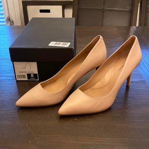Banana republic Madison pump size 8